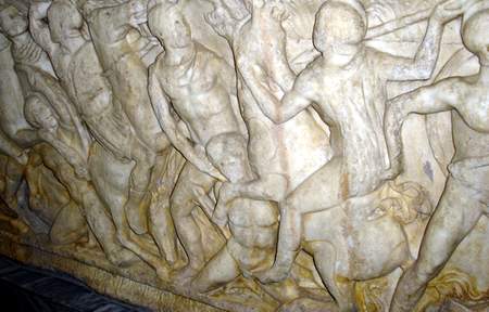 Варвары сражаются с римлянами. Древнеримский барельеф. Эрмитаж. (Фото Лимарева В.Н.)
