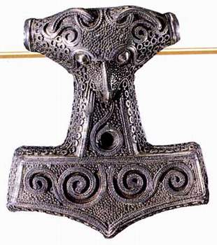 Серебрянный амулет викинга 10 века. Молот бога Тора. Найден в Швеции.