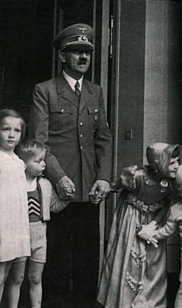 Адольф Гитлер среди детей.