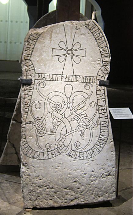  Рунечные камень с изображением креста. Музей на осрове Готланд. Фото Лимарева В.Н.