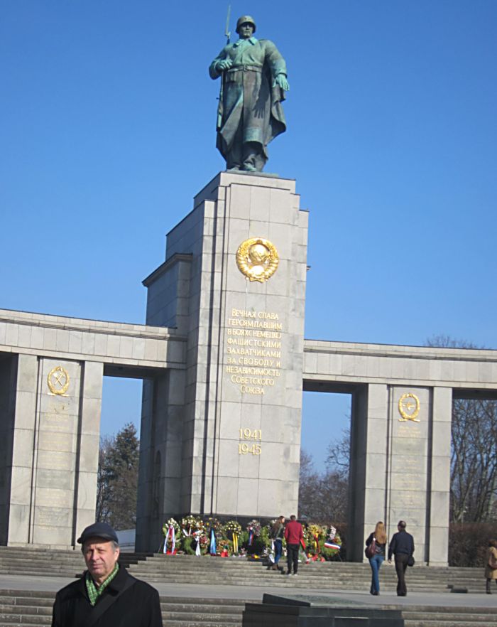 Памятник советскому солдату у рейстага. Берлин. (Фото Лимаревой Е.С.)