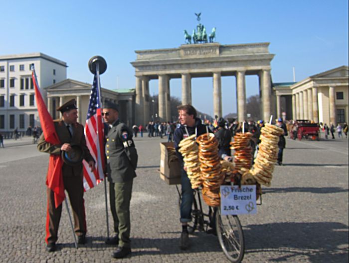 Советский и американский солдаты у Бранденбургских ворот. Берлин. (Фото Лимарева В.Н.)