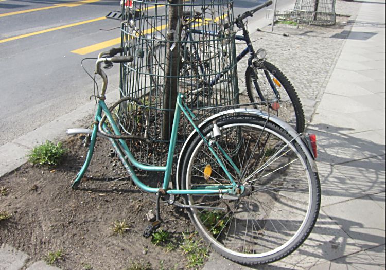 Деревья за решеткой и велосипед - это частная собственность. Центр Берлина. (Фото Лимарева В.Н.)