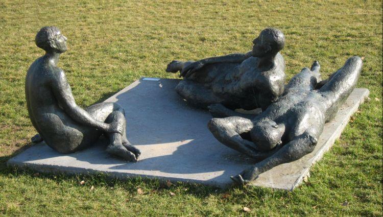 Отдых на траве. Современная немецкая скультура. Подсдам. (Фото Лимарева В.Н.)