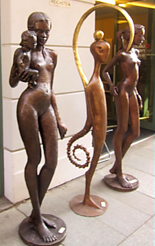 Женщины. Скульпты немецкого скульптора выставленые на продажу. Дрезден.(Фото Лимарева В.Н.)