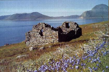 Остатки построения (церкви) викингов в Гренландии.
