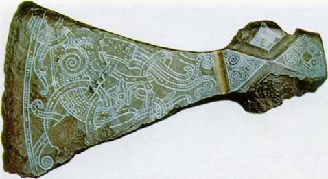 Железный топор, инкрустированный серебром из Маммена (Дания). 